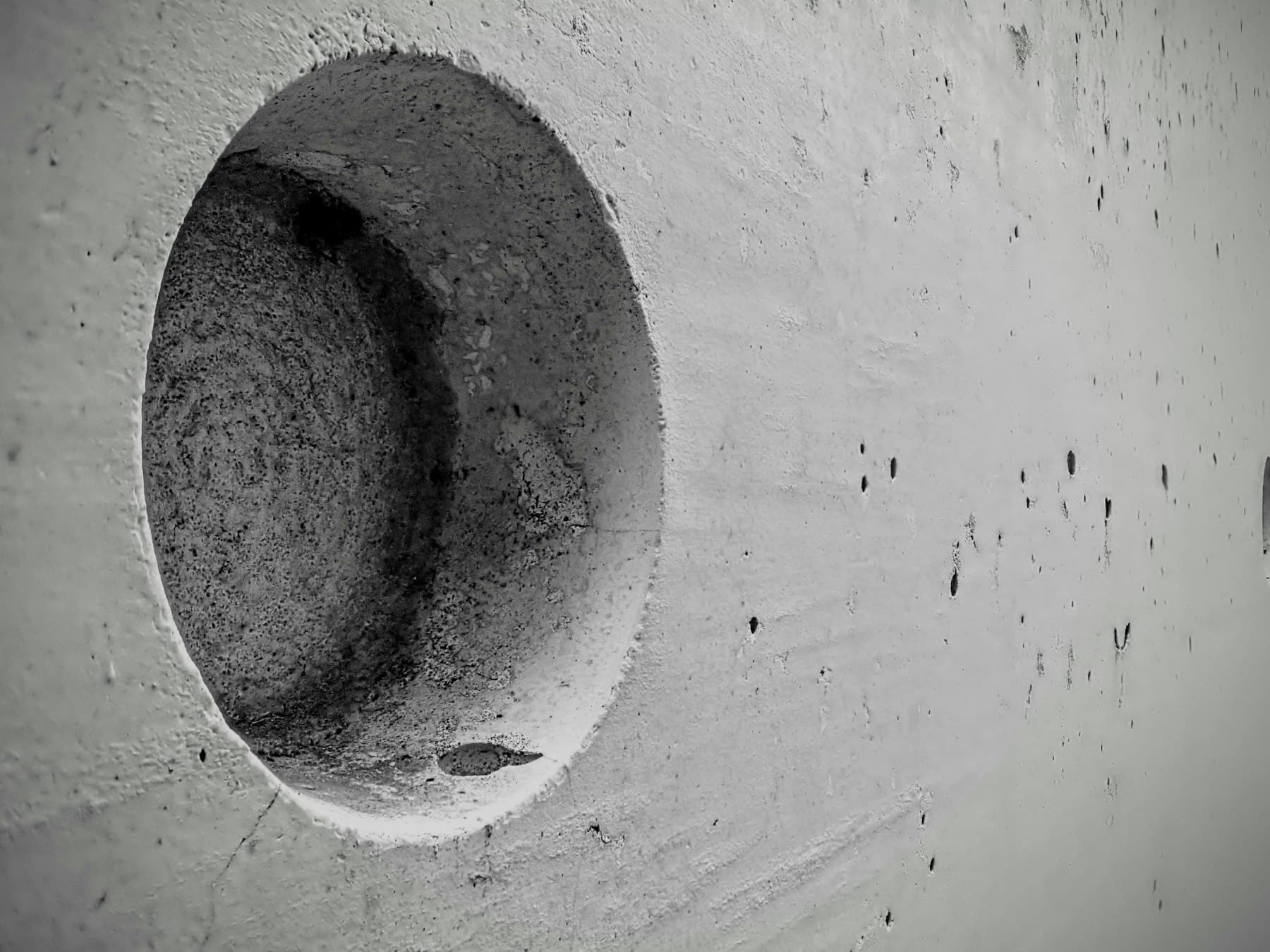 Karot ile beton duvarda açılmış dairesel delik